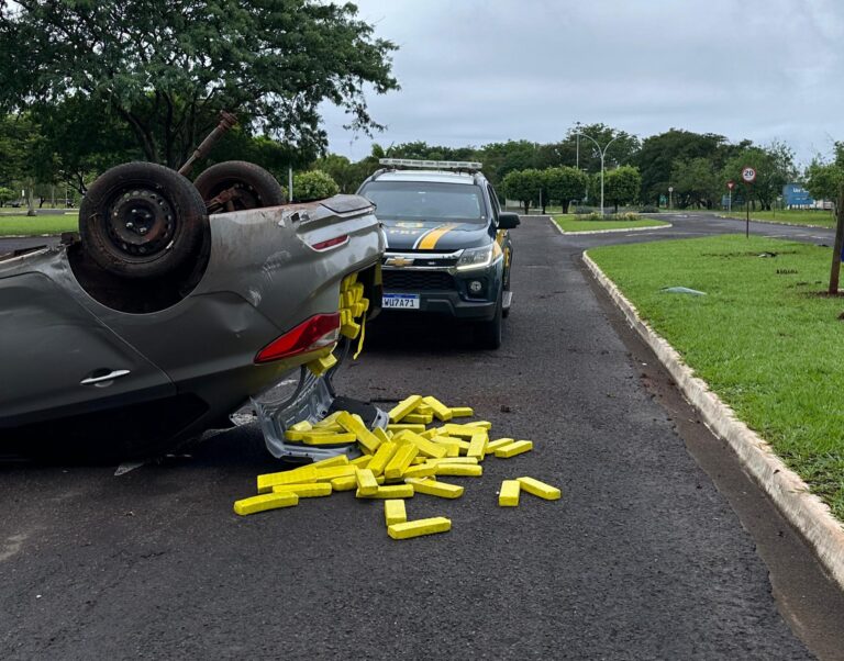 Motorista com carro carregado de maconha capota em Ourinhos e é preso pela PRF