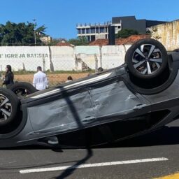 Veículo capota no início desta manhã em cruzamento da avenida Pedro de Toledo