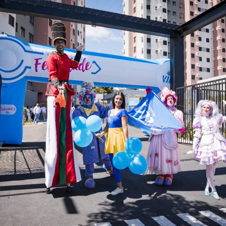 Vitta recepciona moradores do Reserva Florada com show ao vivo e atrações para as crianças