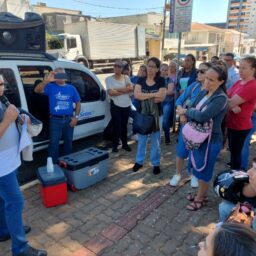 Merendeiras aguardam salários para encerrarem ato em Marília