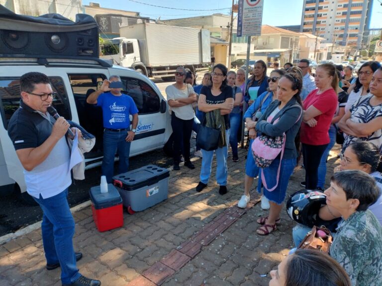 Merendeiras aguardam salários para encerrarem ato em Marília