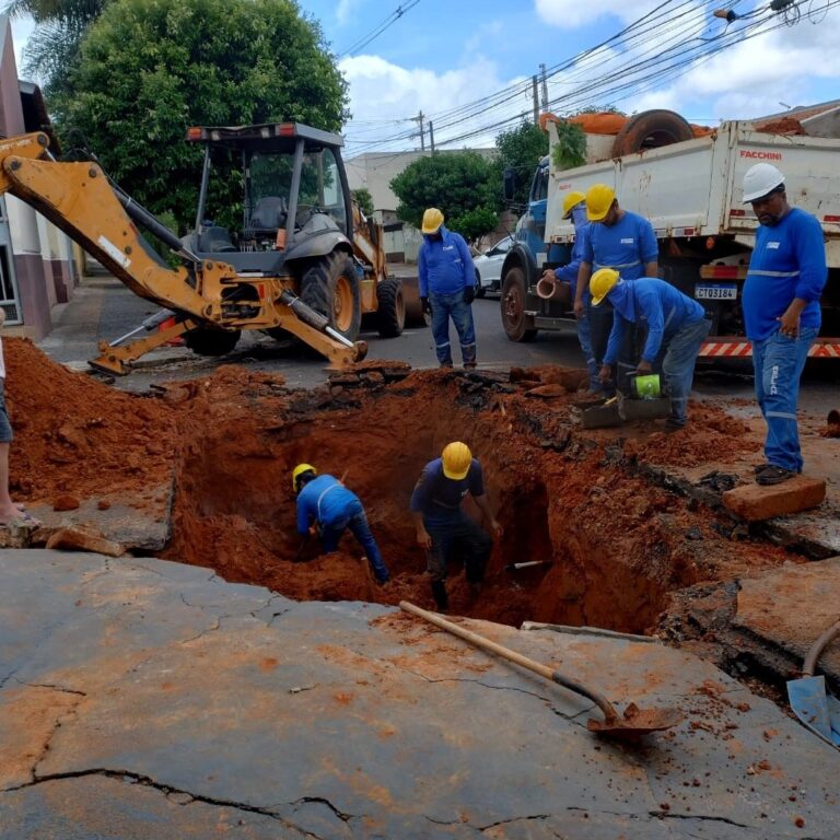 Rompimento em rede afeta abastecimento de água na zona norte