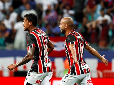 São Paulo vence Bahia com gol em falha bizarra e fim de jejum de um ano