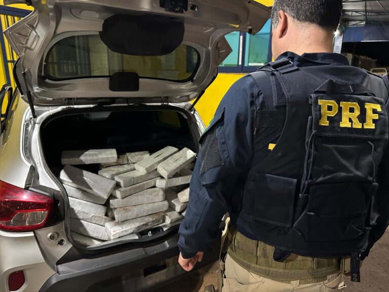 PRF apreende 134 quilos de maconha na Divisa; motorista tenta fuga em matagal