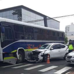 Motorista avança preferencial e colide com ônibus no Centro