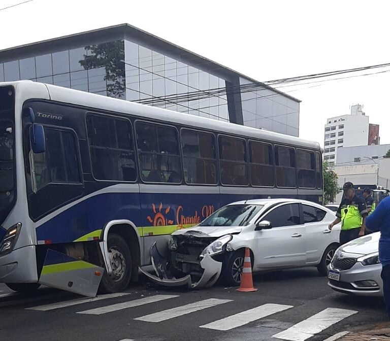 Motorista avança preferencial e colide com ônibus no Centro