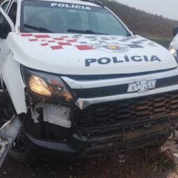 Sob forte chuva, viatura da Polícia Militar de Marília capota na rodovia SP-294