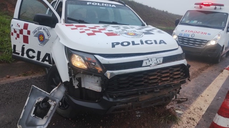 Sob forte chuva, viatura da Polícia Militar de Marília capota na rodovia SP-294