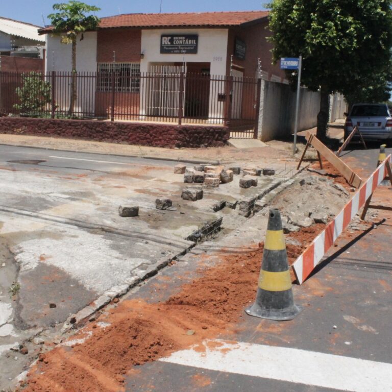 Implantação de sarjetão interdita trecho da rua XV de Novembro até quarta-feira