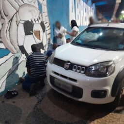 Motorista avança sobre calçada em frente ao MAC e atropela servidora; família se revolta