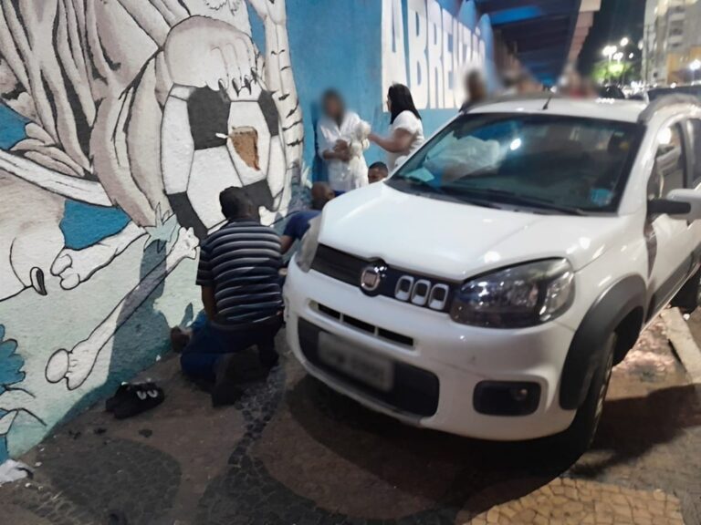 Motorista avança sobre calçada em frente ao MAC e atropela servidora; família se revolta