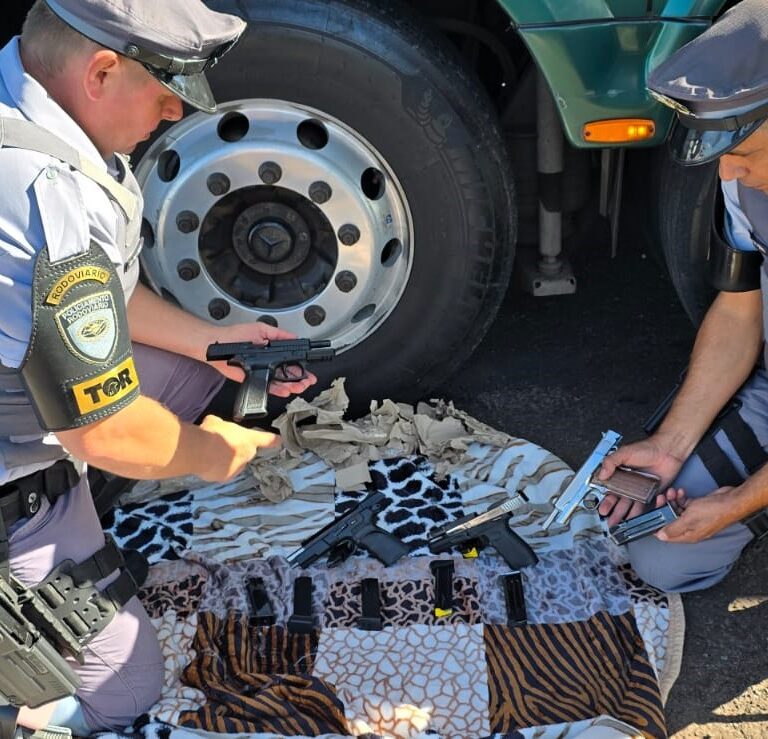 PM Rodoviária prende mulheres por tráfico de armas em ônibus na região