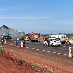 Carreta carregada com ração é consumida por incêndio na SP-333 na região