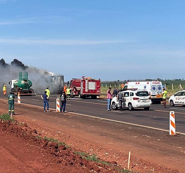 Carreta carregada com ração é consumida por incêndio na SP-333 na região