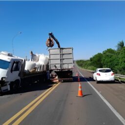 Caminhão carregado com recicláveis sobe em defensa e complica o trânsito na SP-333