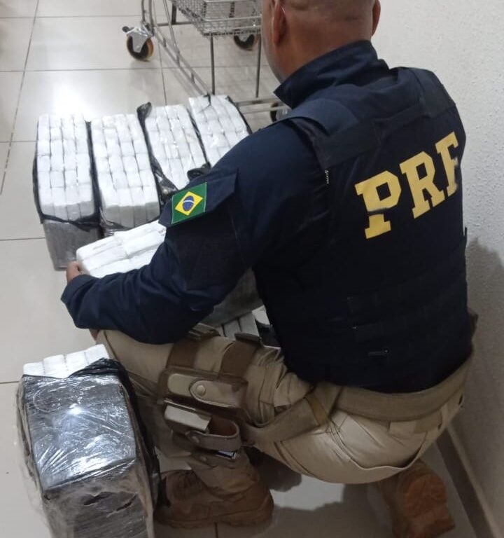 Homem capota carro durante fuga da PRF com 150 quilos de maconha no porta-malas