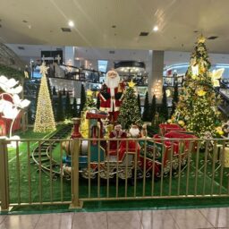 Papai Noel chega ao Esmeralda Shopping com desfile e decoração natalina
