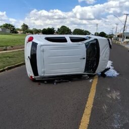 Bombeiros socorrem vítima que tombou carro em avenida da zona leste de Marília