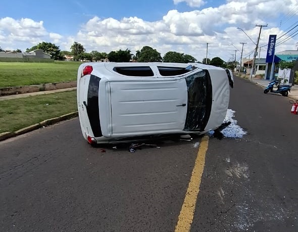 Bombeiros socorrem vítima que tombou carro em avenida da zona leste de Marília