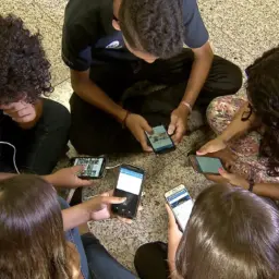 Mais de 85% dos brasileiros apoiam restrição de celular nas escolas