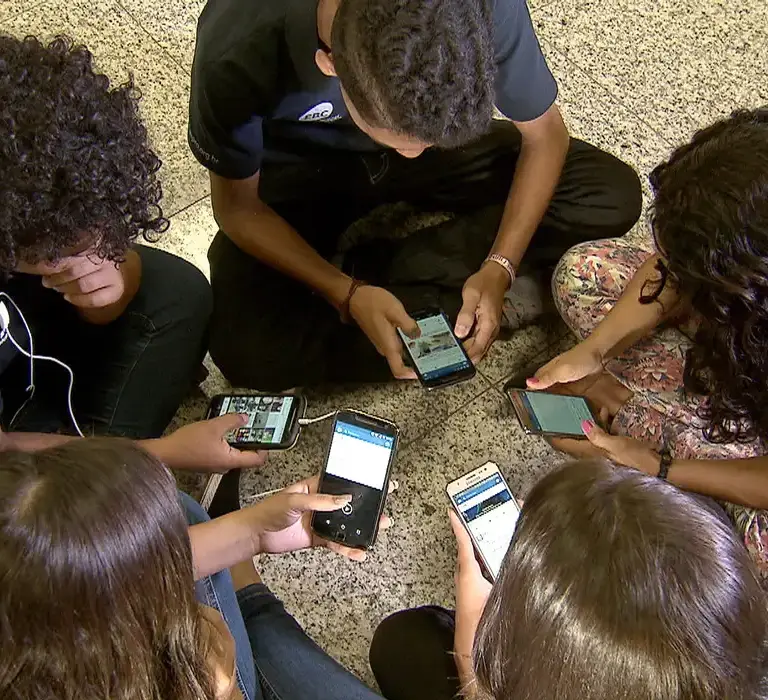 Mais de 85% dos brasileiros apoiam restrição de celular nas escolas