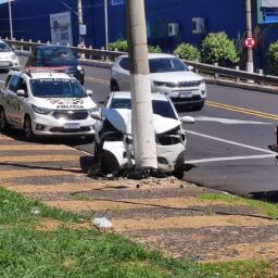 Carro tem frente destruída após colidir contra poste no Centro de Marília