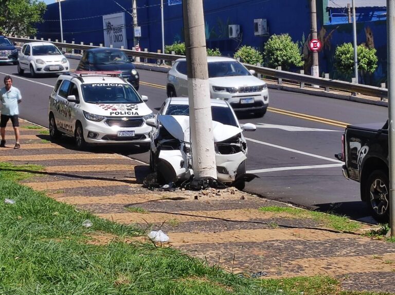 Carro tem frente destruída após colidir contra poste no Centro de Marília