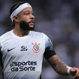 Depay se destaca no Corinthians e é arma para time não cair