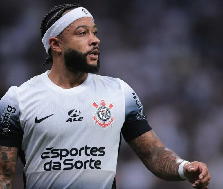 Depay se destaca no Corinthians e é arma para time não cair