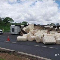 Carreta carregada com 32 toneladas de algodão tomba e interditada rodovia na região