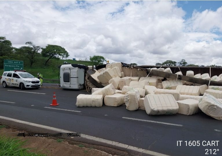 Carreta carregada com 32 toneladas de algodão tomba e interditada rodovia na região