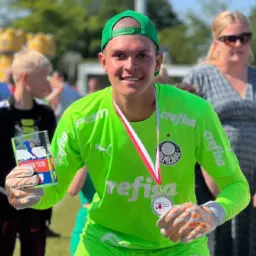 Goleiro entra no fim, brilha nos pênaltis e classifica Palmeiras no sub-20