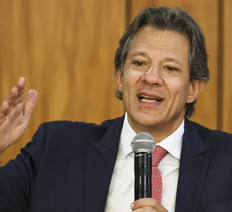 Haddad anuncia isenção de IR para quem ganha até R$ 5 mil