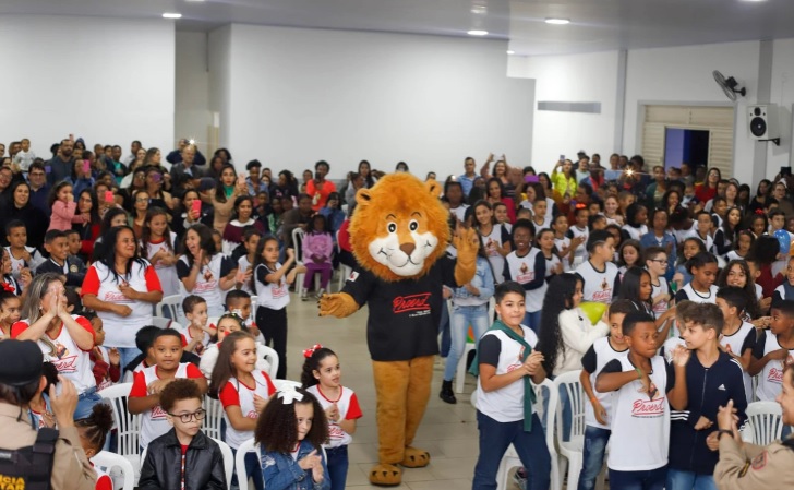 Mais de 240 alunos de Garça fazem formatura do Proerd no Grêmio Teatral