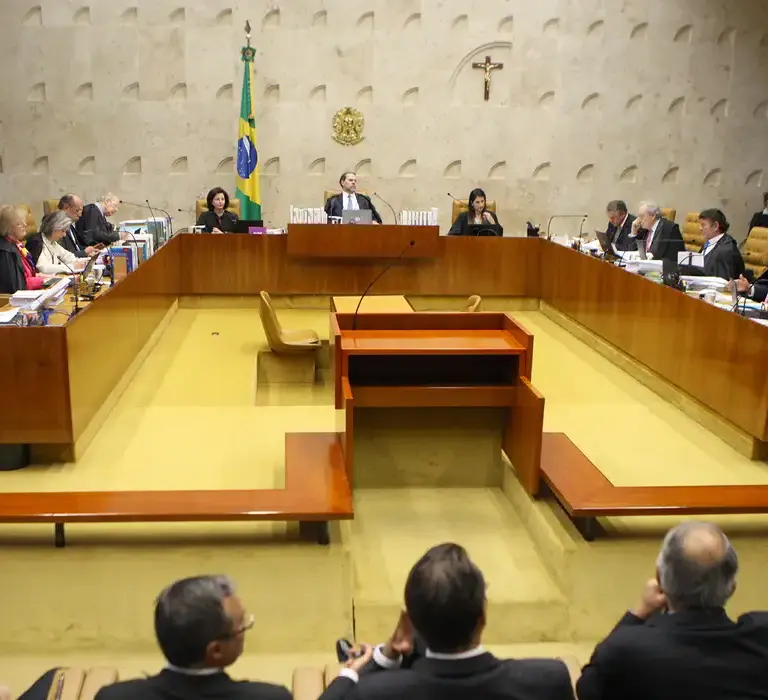 Maioria do STF vota por manter símbolos religiosos em órgãos públicos