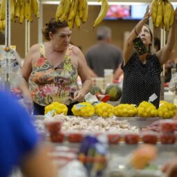 Atividade econômica no Brasil cresce 0,1% em outubro, segundo Banco Central