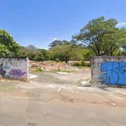 Pedestre é forçado a entrar em terreno baldio e acaba assaltado a caminho do trabalho