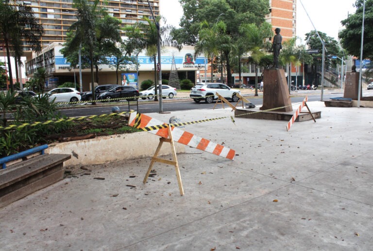 Área no entorno de seringueira na praça Saturnino de Brito é isolada em Marília