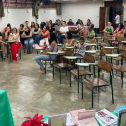 Jovens escritores brilham em noite de autógrafos em escola estadual de Marília