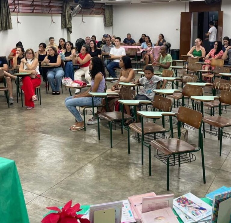 Jovens escritores brilham em noite de autógrafos em escola estadual de Marília