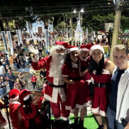 Com trio elétrico, Papai Noel distribui duas mil bolas no calçadão de Quintana