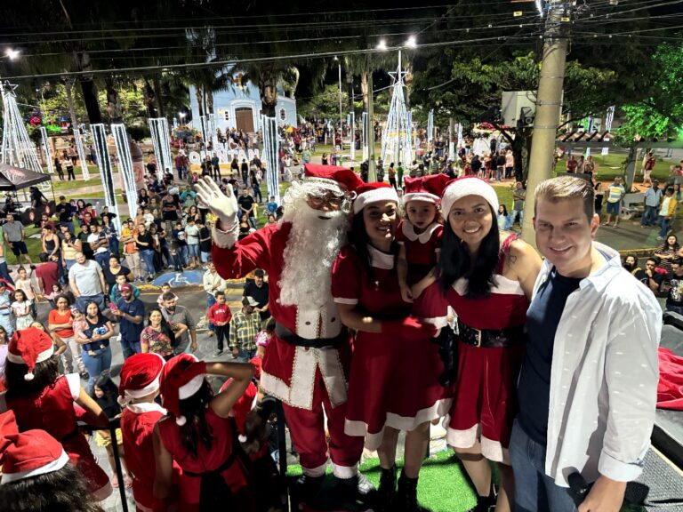 Com trio elétrico, Papai Noel distribui duas mil bolas no calçadão de Quintana