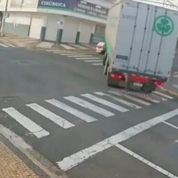 Câmera de segurança flagra acidente que matou ciclista no Centro de Marília