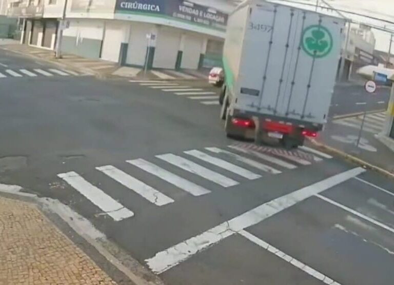 Câmera de segurança flagra acidente que matou ciclista no Centro de Marília