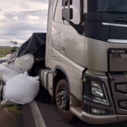 Carreta carregada com adubo tomba na região e provoca interdição em acesso à SP-294