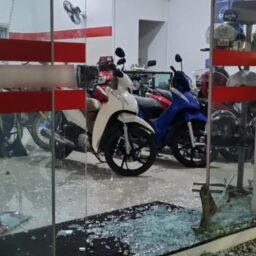 Criminoso quebra vidraça de loja em Bastos, furta motocicleta e dá rolê pelas ruas