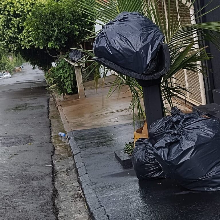 Lixo encalha depois do Natal e Prefeitura culpa chuva por coleta atrasada