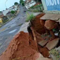 Chuvas causam danos em ponte e mantêm Marília sob alerta até o réveillon