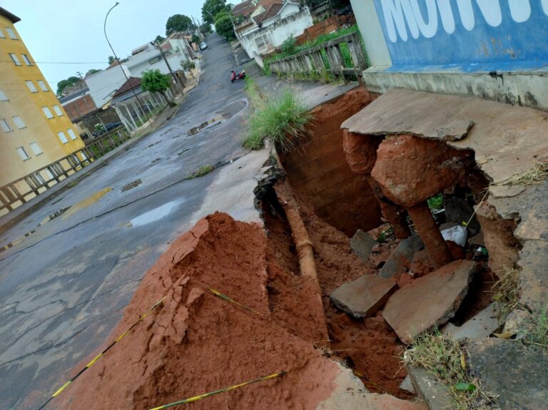 Chuvas causam danos em ponte e mantêm Marília sob alerta até o réveillon