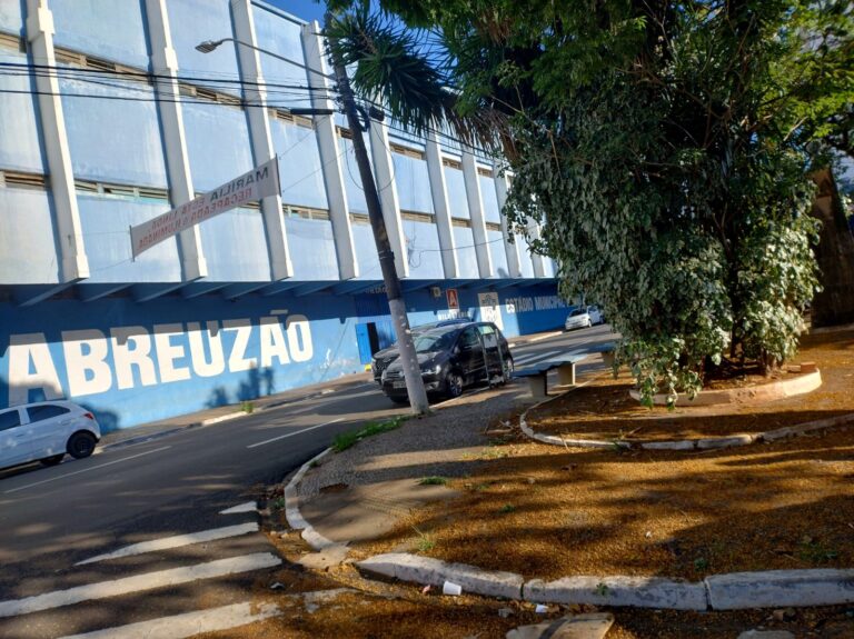 Praça em frente ao Abreuzão perpetua ex-técnico Carlão do MAC